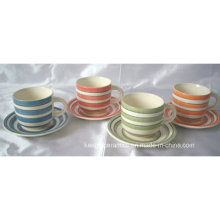 Taza de cerámica colorida y juego de té del platillo